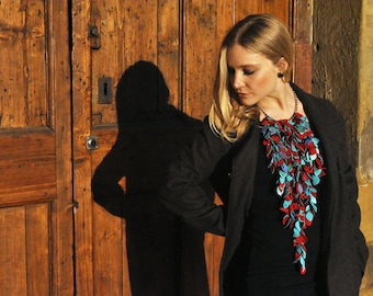 Collar llamativo de cuero hecho a mano