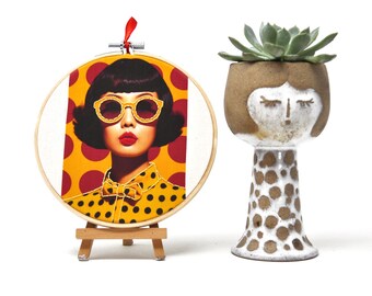 Cuadro decorativo de pared con bastidor de bordado hecho a mano - Retrato vintage - Decoración textil de pared (15 cm)