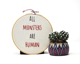 Bordado - Bastidor de bordado moderno - Bordado con cita - Regalo de decoración de pared - Regalo de cumpleaños - "Todos los monstruos son humanos"