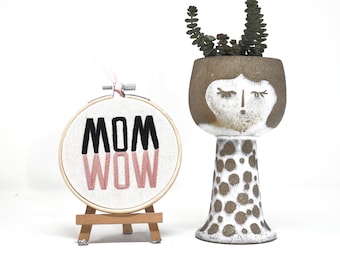 Bordado Día de la Madre - Regalo perfecto para MAMÁ - MOM WOW - Bordado moderno para mamá - Regalo para mamá - Bordado a mano en Aro de 10 cm