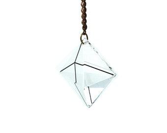 Collar con colgante de pirámide geométrica de plexiglás – Diseño minimalista contemporáneo