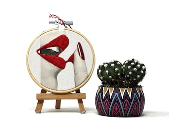 Decoración de pared con aro de bordado hecho a mano - Bocas rojas - Decoración textil de pared (10 cm)