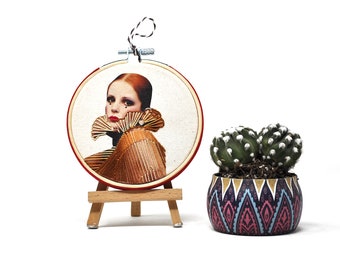 Aro de bordado hecho a mano para pared - Colección de moda - Decoración textil de pared (10 cm)