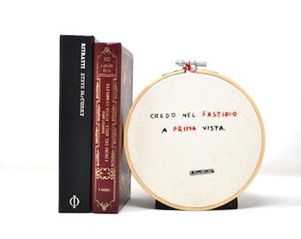 Bordado sobre tela con la frase sarcástica "Deberíamos volver a bailar lento" - Regalo de cumpleaños - Decoración del hogar - Decoración de pared