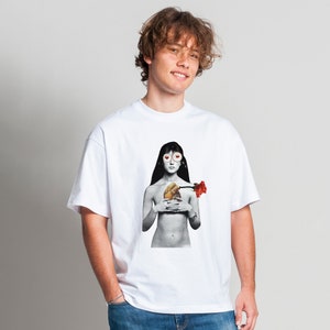 Op de afbeelding: Wit T-shirt met een zwart-witte afbeelding van een vrouw met een hart in haar borst en een roos in haar hand. Haar ogen zijn bedekt met hartvormige brillen.