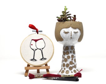 Decoración de pared con aro de bordado hecho a mano - Colección para amantes del vino - Decoración textil de pared (10/15 cm)