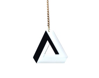 Collar con colgante geométrico triangular de plexiglás: joyería moderna minimalista que marca la diferencia.