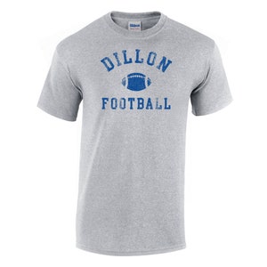 Pode incluir: Camiseta cinza com texto azul que diz "Dillon Football" e um gr&aacute;fico de futebol azul.