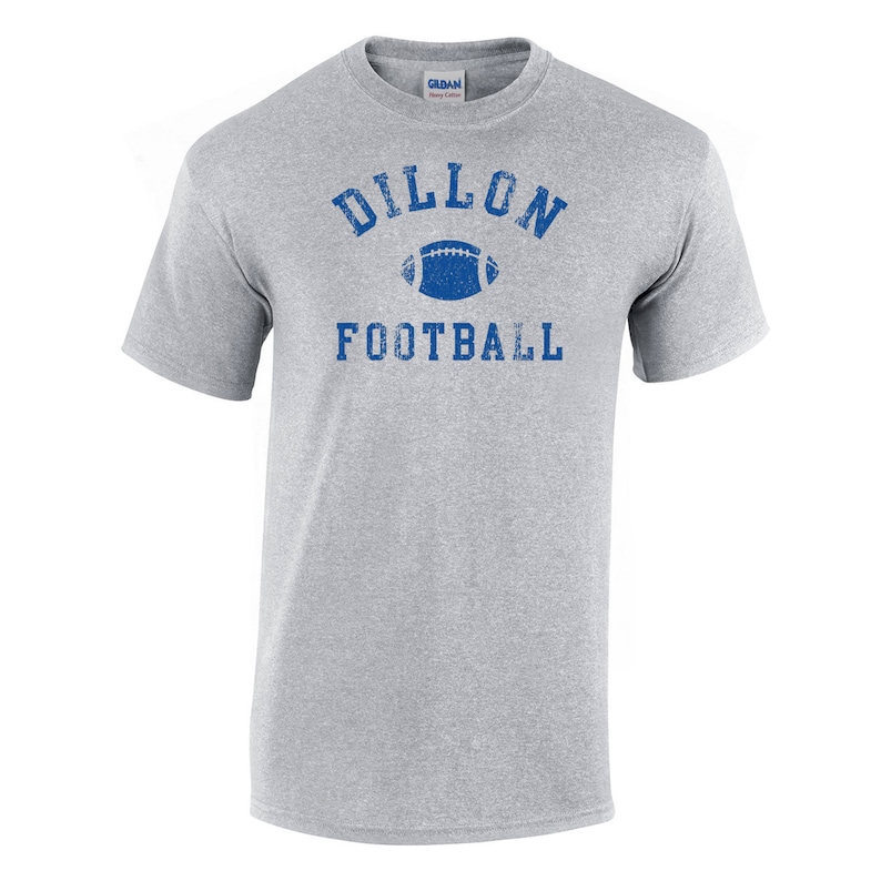 Pode incluir: Camiseta cinza com texto azul que diz "Dillon Football" e um gr&aacute;fico de futebol azul.