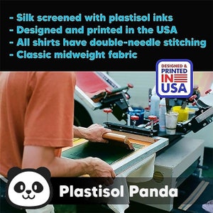 Pode incluir: Uma pessoa est&aacute; usando uma prensa de serigrafia para imprimir um design em uma camiseta branca. O design est&aacute; sendo impresso com tinta plastisol. A imagem tamb&eacute;m inclui o texto "Designed & Printed in USA" e "Plastisol Panda".