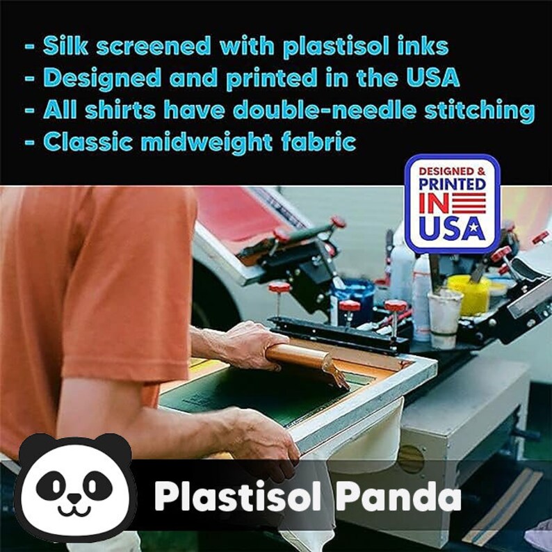 Pode incluir: Uma pessoa est&aacute; usando uma prensa de serigrafia para imprimir um design em uma camiseta branca. O design est&aacute; sendo impresso com tinta plastisol. A imagem tamb&eacute;m inclui o texto "Designed & Printed in USA" e "Plastisol Panda".