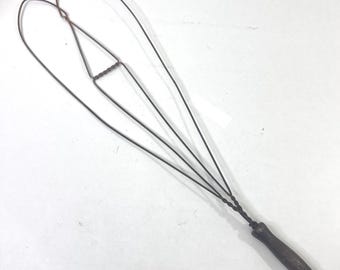 Antique Primitive Heart Shaped Woven Wire Rug Beater Wood Handle 31 Inch