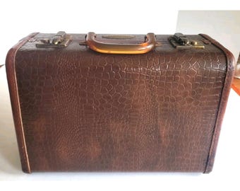 Vtg Samsonite Shwayder Bros Faux Alligator Trapezoid Train Case Bakelite Brown