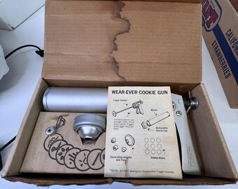 Vintage Wear-Ever Aluminum Cookie Gun Press 9 Discs 3 Tips Made in USA 210-856