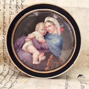 Runde Ebenholzapplikation oder Schnupftabakdose mit Madonna und Kind Goldmontierung nach Raphael 1820