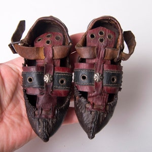 Sapatos de bebê folclóricos vintage búlgaros ou macedônios, couro feito à mão