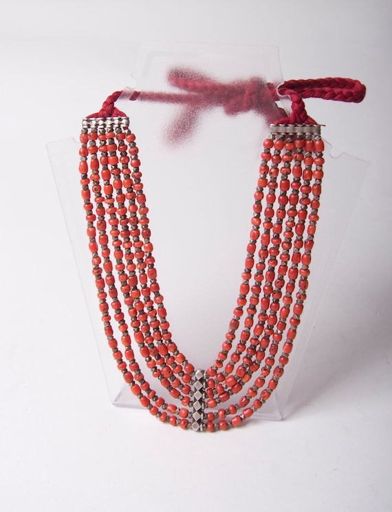 ヴィンテージのマルチストランド コーラルとソリッド シルバー ビーズ