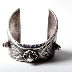 Stunning flared open back antique silver Moroccan cuff from the Anti Atlas region with superb niello work