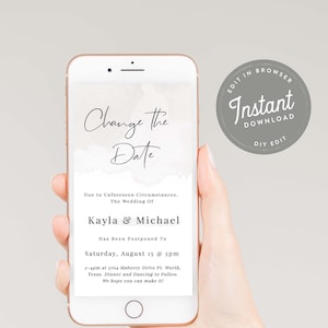 Puede incluir: Un teléfono inteligente muestra un anuncio de boda con el texto "Change the Date". El anuncio incluye los nombres Kayla & Michael, una nueva fecha y detalles de la ubicación. Una insignia gris dice "Descarga instantánea, Edición DIY."