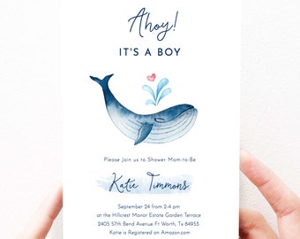 Op de afbeelding: Een Ahoy! Het is een jongen babyshower uitnodiging met een aquarel illustratie van een blauwe walvis met een roze hart en een blauwe bloem. De uitnodiging bevat de datum, tijd en locatie van de babyshower, evenals de naam van de aanstaande moeder, Katie Timmons.