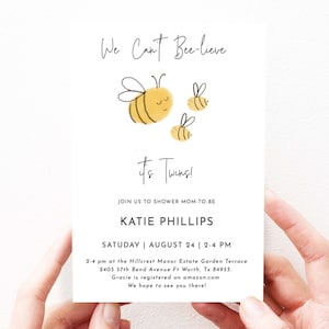 Può includere: Un invito a una festa di benvenuto per il bambino con tema delle api. L'invito dice "We Can't Bee-lieve It's Twins!" e include la data, l'ora e il luogo della festa. L'invito include anche il nome della futura mamma, Katie Phillips.