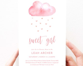 Puede incluir: Invitación a una fiesta de bienvenida al bebé de color rosa con una nube de acuarela y gotas de lluvia en forma de corazones. El texto dice "sweet girl" e incluye el nombre "Leah Archer" y la fecha "sábado 14 de marzo, 2:00 PM".