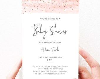 Puede incluir: Una invitación de baby shower rosa y dorada con el texto "You're invited to a Baby Shower" y "Honoring Mom-to-be Helena Finch". La invitación también incluye la fecha y la hora de la ducha, así como la ubicación y la información de registro.