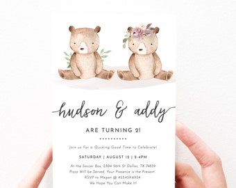 Könnte beinhalten: Einladungskarte mit einer Aquarell-Illustration von zwei braunen Bären mit Blumenkränzen. Der Text lautet "hudson & addy werden 2!" und enthält Details für eine Geburtstagsfeier.