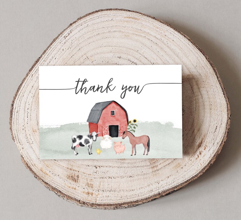 K&ouml;nnte beinhalten: Eine wei&szlig;e Dankeskarte mit schwarzem Text, der "Danke" lautet. Die Karte zeigt eine Aquarell-Illustration einer roten Scheune mit einer wei&szlig;en T&uuml;r und Fenstern, einer Kuh, einem Schaf, einem Schwein und einem Pferd. Die Illustration ist vor einem gr&uuml;n-wei&szlig;en Hintergrund platziert.
