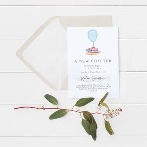 Puede incluir: Un globo azul claro flota sobre una pila de libros coloridos con un fondo blanco. El texto "A New Chapter Is About to Begin..." est&aacute; por encima de los libros. El texto "Join Us to Honor Mom-to-Be Katie Siempseer" est&aacute; debajo de los libros. El texto "Join us Saturday, March 4th from 2-4pm at the Lady Elizabeth Catholic Church, 1900 St. Houston, TX. We Hope You Can Make It! Please RSVP to Heather 281-546-4495" est&aacute; en la parte inferior de la invitaci&oacute;n.