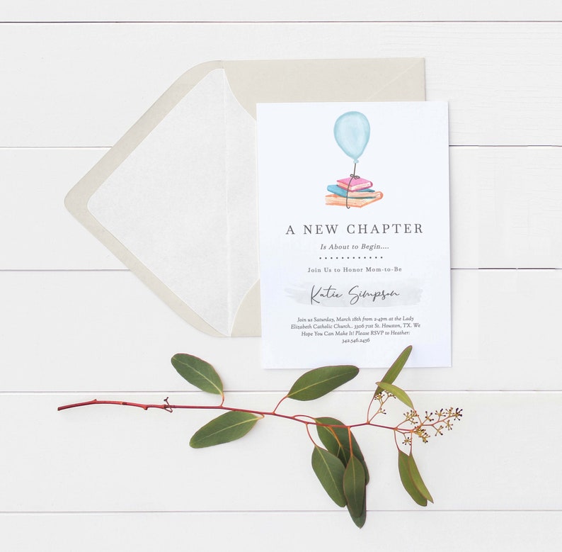 Puede incluir: Un globo azul claro flota sobre una pila de libros coloridos con un fondo blanco. El texto "A New Chapter Is About to Begin..." est&aacute; por encima de los libros. El texto "Join Us to Honor Mom-to-Be Katie Siempseer" est&aacute; debajo de los libros. El texto "Join us Saturday, March 4th from 2-4pm at the Lady Elizabeth Catholic Church, 1900 St. Houston, TX. We Hope You Can Make It! Please RSVP to Heather 281-546-4495" est&aacute; en la parte inferior de la invitaci&oacute;n.