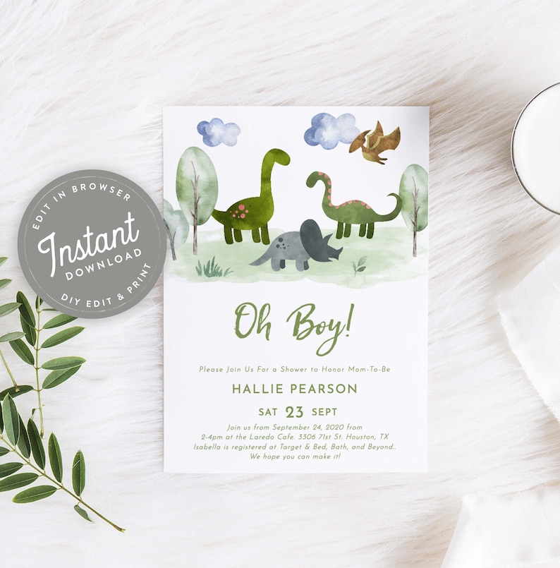 K&ouml;nnte beinhalten: Eine Babyparty-Einladung mit einer Aquarell-Illustration von Dinosauriern in einem gr&uuml;nen Wald. Der Text lautet "Oh Boy!" und enth&auml;lt den Namen "Hallie Pearson" und das Datum "Sat 23 Sept".