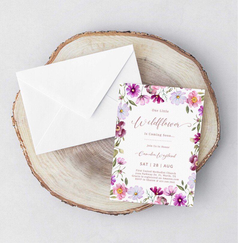 Pu&ograve; includere: Un invito a un baby shower con un design floreale con fiori rosa, viola e bianchi. Il testo recita "One Little Wildflower is Coming Soon... Join Us to Honor Camelia Wayland SAT | 28 | AUG First United Methodist Church 2109 Parkway Dr. Ft. Worth, TX Gracie is registered on Amazon.com RSVP to Sharon 817.349.3045"