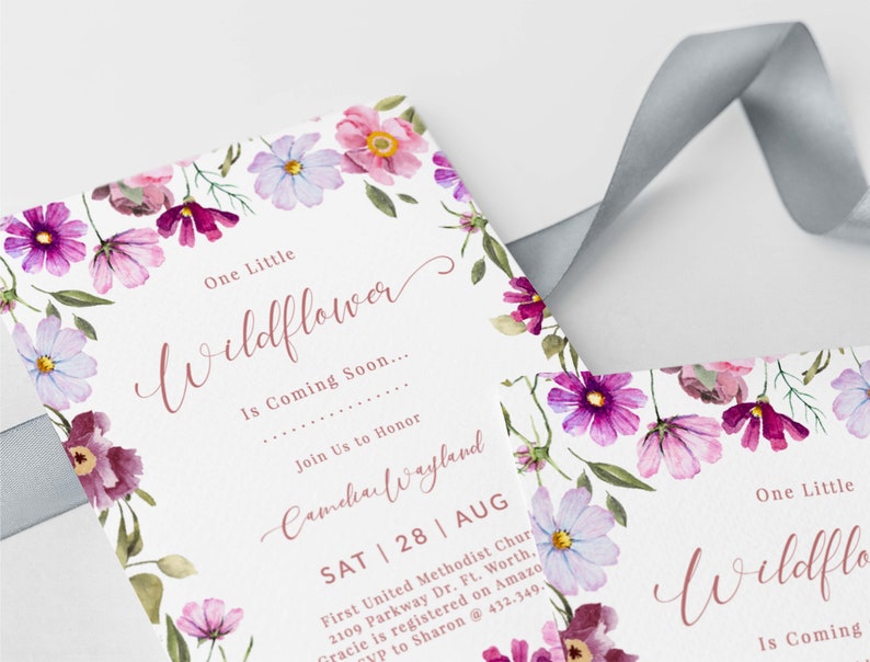 Pu&ograve; includere: Un invito a una festa di benvenuto per un bambino con un bordo floreale. L'invito recita "One Little Wildflower is Coming Soon... Join Us to Honor Camellia Wayland SAT | 28 | AUG First United Methodist Church 2109 Parkway Dr. Ft. Worth, Gracie is registered on Amazon RSVP to Sharon @ 432.349."