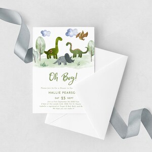 K&ouml;nnte beinhalten: Eine Babyparty-Einladung mit einer Aquarell-Illustration von Dinosauriern in einem gr&uuml;nen und blauen Wald. Der Text lautet "Oh Boy!" und enth&auml;lt den Namen "Hallie Pearso" und das Datum "Sat 23 Sept".