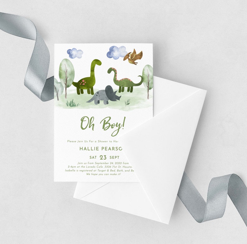 K&ouml;nnte beinhalten: Eine Babyparty-Einladung mit einer Aquarell-Illustration von Dinosauriern in einem gr&uuml;nen und blauen Wald. Der Text lautet "Oh Boy!" und enth&auml;lt den Namen "Hallie Pearso" und das Datum "Sat 23 Sept".