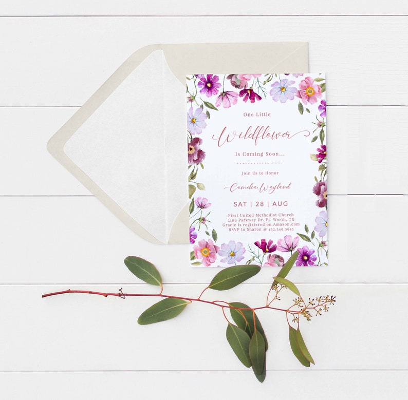 Pu&ograve; includere: Un invito a un baby shower con un bordo floreale ad acquerello. L'invito recita "One Little Wildflower is Coming Soon... Join Us to Honor [Name] SAT | 28 | AUG First United Methodist Church 2109 Parkway Dr. Ft. Worth, TX Gracie is registered on Amazon.com RSVP to Sharon 417-349-3945"