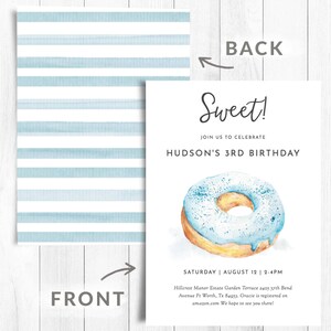K&ouml;nnte beinhalten: Ein blaugestreifter Hintergrund mit einer wei&szlig;en Karten&uuml;berlagerung. Die Karte zeigt einen Donut mit blauem Zuckerguss und Streuseln. Der Text auf der Karte lautet "Sweet! Join us to celebrate Hudson's 3rd Birthday. Saturday | August 12 | 2-4PM Hillcrest Manor Estate Garden Terrace 2405 57th Bend Avenue Ft Worth, Tx 84953. Gracie is registered on amazon.com We hope to see you there!"