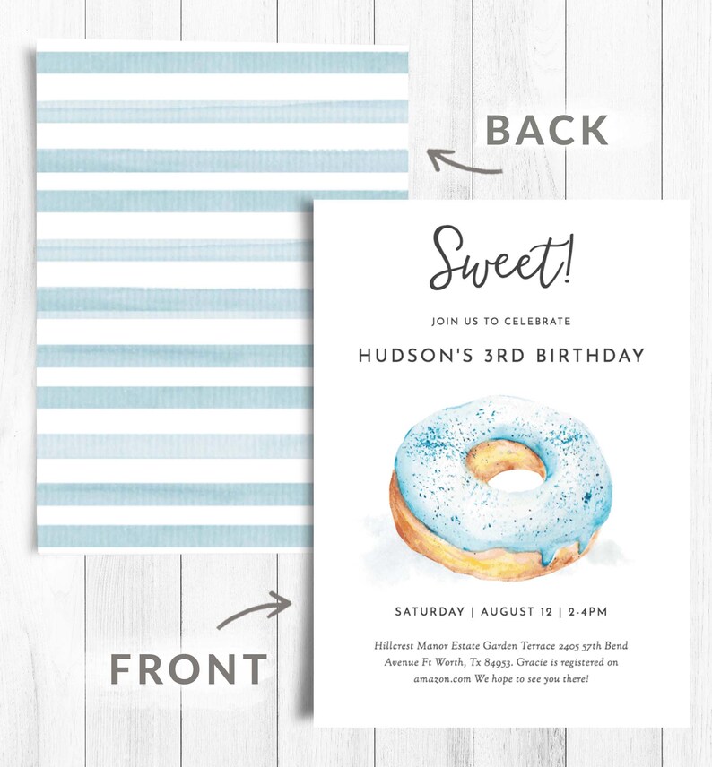 K&ouml;nnte beinhalten: Ein blaugestreifter Hintergrund mit einer wei&szlig;en Karten&uuml;berlagerung. Die Karte zeigt einen Donut mit blauem Zuckerguss und Streuseln. Der Text auf der Karte lautet "Sweet! Join us to celebrate Hudson's 3rd Birthday. Saturday | August 12 | 2-4PM Hillcrest Manor Estate Garden Terrace 2405 57th Bend Avenue Ft Worth, Tx 84953. Gracie is registered on amazon.com We hope to see you there!"