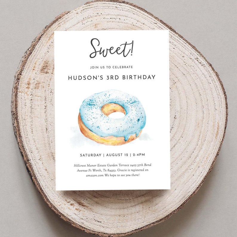 K&ouml;nnte beinhalten: Ein blauer und gelber Donut mit blauen Streuseln und wei&szlig;em Zuckerguss. Der Donut befindet sich auf einem wei&szlig;en Hintergrund mit dem Text "Sweet!" und "Hudson's 3rd Birthday" in Schwarz. Der Text "Saturday | August 12 | 2-4PM" ist ebenfalls in Schwarz.