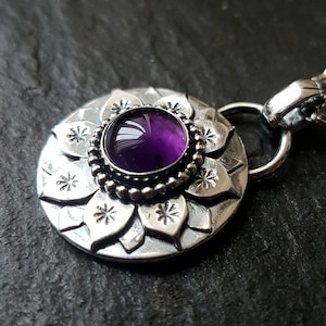 Silber Lotus Halskette mit Amethyst und kleinen Sternen handgefertigte Halskette Silber Seerose Anhänger
