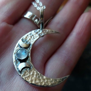 Srebrny półksiężyc z kamieniem księżycowym Młotkowany wisiorek z potrójnym księżycem Naszyjnik z kamieniem księżycowym z teksturą i łańcuszkiem