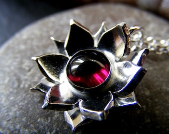 Zilveren lotusbloem-granaathangerketting met sterlingkabelketting