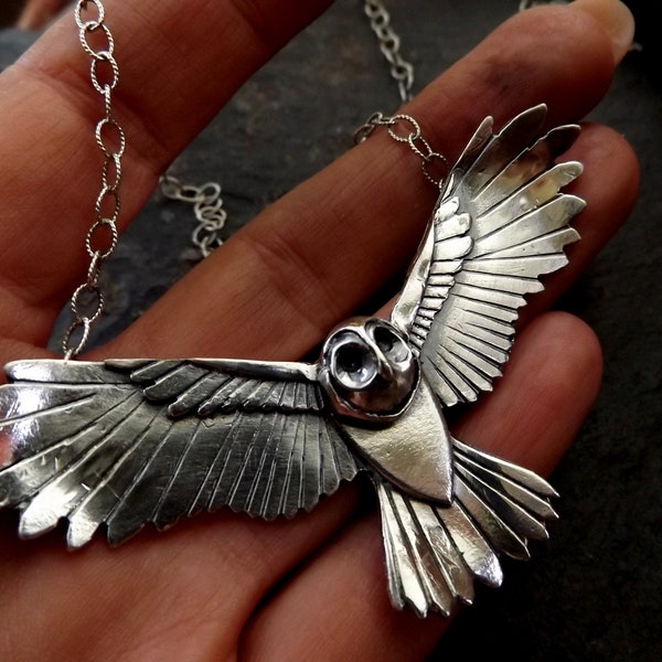 Silberne Eulenkette, großer silberner fliegender Eulenanhänger mit strukturierten Details
