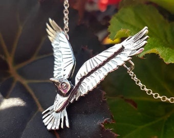 Collar de cuervo plateado, collar de cuervo volador de plata esterlina con detalles texturizados