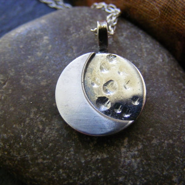 Zilveren maanketting met gehamerde afwerking, kleine maanhanger