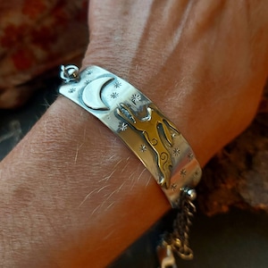 Pulsera de barra de liebre saltando de plata con luna y estrellas con dijes de estrella y luna, y liebre de latón