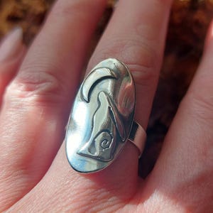 Anillo de plata con forma de luna y liebre y anillo de liebre en posición de silla de montar con anillo ovalado de media luna