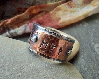 Anillo de runas martilladas de plata y cobre con remaches, anillo de runas rústico