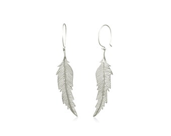 Boucles d’oreilles en forme de plume en argent sterling.